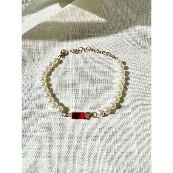 Delicate pearl bracelet with a ruby cubic zirconia detailing - Picture 1 of 3